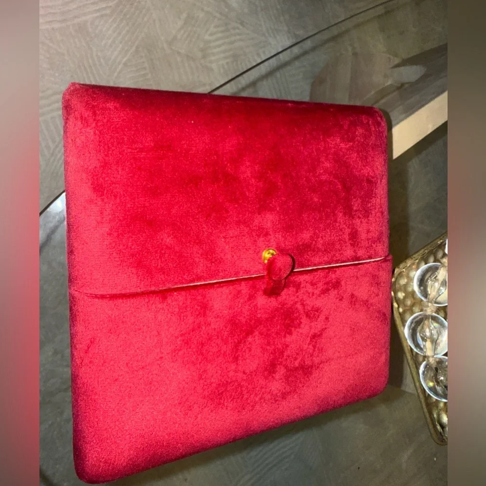 Classic White Pearl Necklace with Decorative Clasp - Picture 2 of 5